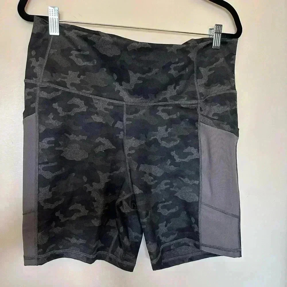 NWT Fabletics Camouflage Print Bike Shorts with Pockets in XXL/1X